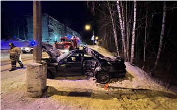В Дивногорске водитель Toyota Chaser врезался в столб: двое пассажиров погибли