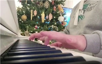 «Музыка вместо слов»: мэр Сергей Ерёмин сыграл Шопена в честь Рождества