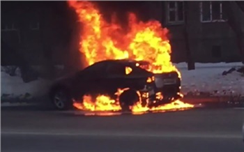 В Красноярске на улице Тотмина сгорела машина