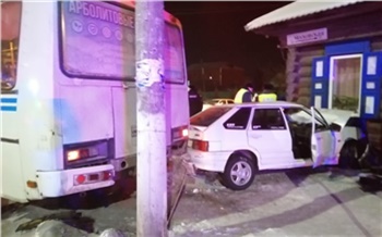В Канске пьяный водитель ВАЗа протаранил рейсовый автобус и дом