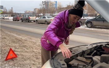 Полицейские сымитировали поломку машины автоледи и проверили красноярцев на отзывчивость