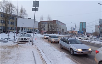 В Красноярске автоледи на BMW сбила ребенка на тротуаре. Она могла быть пьяна