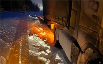 Гаишники помогли дальнобойщику выбраться из «снежного капкана» под Красноярском