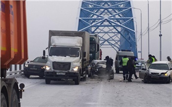 На «Путинском мосту» произошло два ДТП с участием восьми автомобилей и микроавтобуса