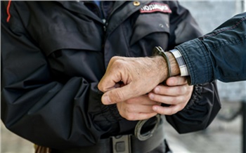 «Переходил ЖД пути в неположенном месте»: в Красноярске задержали закладчика с 16 свертками наркотиков