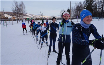 СУЭК подарила лыжную экипировку сельской спортшколе в Шарыповском районе