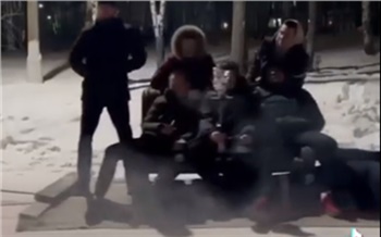 Лесосибирские автомобилисты прокатили пассажиров на ковре для видео в TikTok и нарвались на штрафы