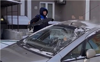 Мэрия Красноярска похвалила дворника, который чистит машины от снега