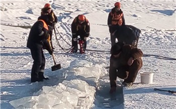 Спасатели пропилили полынью на незаконной ледовой дороге на красноярском водохранилище