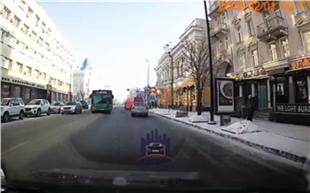 В центре Красноярска автобус устроил ДТП с фургоном и почти полностью перекрыл дорогу