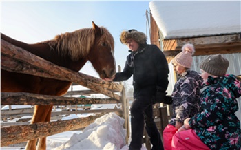 Губернатор Красноярского края подарил многодетной семье технику для развития домашней фермы