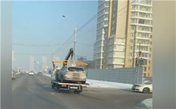 «Я торопился»: в Красноярске наказали водителя автоэвакуатора за езду по «выделенке»