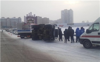 На трассе под Красноярском перевернулся автозак