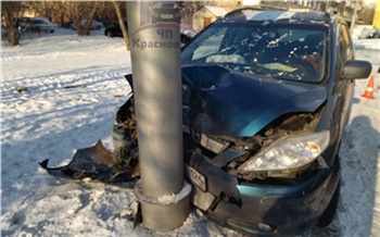 На правобережье Красноярска из-за таксиста другой водитель чуть не сбил пешехода и врезался в столб