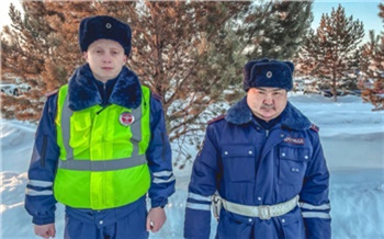 В Боготоле гаишники закидали снегом загоревшуюся баню