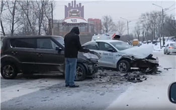 Таксист устроил массовое ДТП на улице Калинина во время снегопада