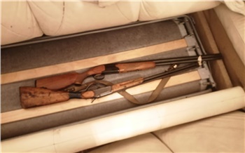 Полиция обнаружила в диване красноярского подростка целый арсенал на продажу