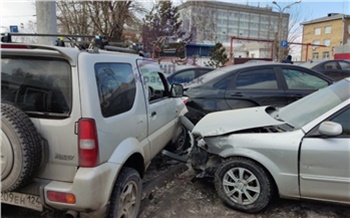 В Железнодорожном районе Красноярска иномарка столкнулась с автобусом и разбила три автомобиля на парковке