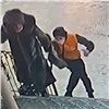 В Красноярске поймали дерзкого уличного грабителя: караулил женщин возле банкоматов и отбирал деньги (видео)
