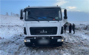 В Канске невнимательный рабочий насмерть придавил коллегу кузовом мусоровоза