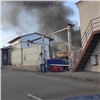 «Есть угроза обрушения»: в красноярском переулке Телевизорный горит заброшенное здание (видео)