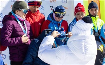 Победителей соревнований проекта «На Лыжи!» наградила трёхкратная олимпийская чемпионка Елена Вяльбе