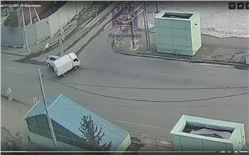 В Красноярске на улице Копылова столкнулись и перевернулись две «Тойоты»