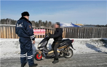 Жительница Красноярского края разрешила сыну-подростку съездить на мопеде в магазин и теперь заплатит крупный штраф