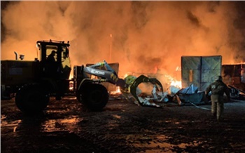 В Канске произошел крупный пожар на лесопилке: огонь уничтожил гараж с 8 машинами