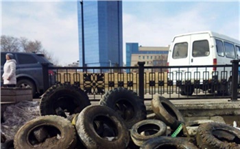 Десятки покрышек вмерзли в грунт под Вантовым мостом в Красноярске