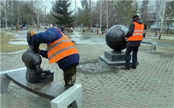 Красноярск начали отмывать от пыли и грязи