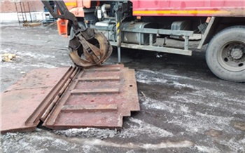 В Красноярске во время погрузки металла в грузовик погиб случайный прохожий
