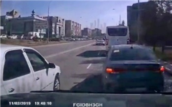 На красноярской Взлетке водитель иномарки напал на обидчика на УАЗе