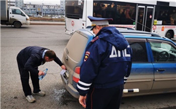 В «чистый четверг» полицейские помогли красноярским водителям отмыть номера машин