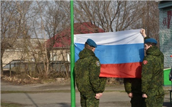 В кузбасских школах начали еженедельно исполнять по утрам гимн и поднимать флаг России