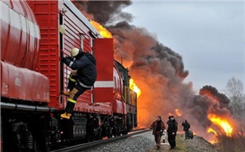 Шесть пожарных поездов Красноярской железной дороги помогают бороться с огнем