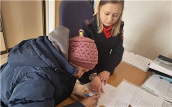 «Незамедлительно и без уплаты госпошлины»: полицейские восстанавливают документы, утраченные жителями Красноярского края в результате пожаров