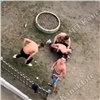 Жители Канска устроили драку на детской площадке (видео)