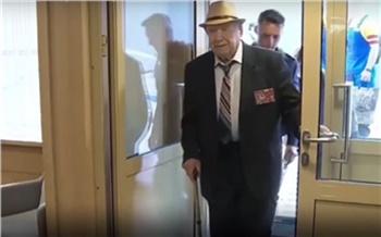 95-летний ветеран ВОВ из Красноярска с подругой отправился в подаренный губернатором речной круиз