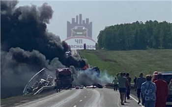 На трассе в Красноярском крае столкнулись два большегруза и загорелись: проезд перекрыт, есть погибшие