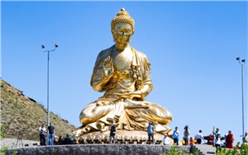 В Туве по проекту Сергея Шойгу построили 15-метровую позолоченную статую Будды