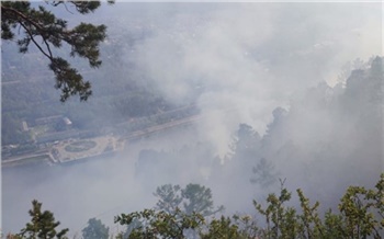 Тушить сложный лесной пожар возле Дивногорска отправили еще 30 огнеборцев