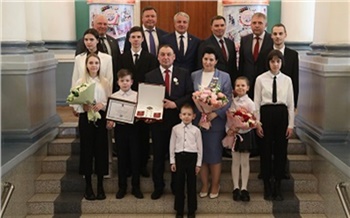 Владимир Путин наградил многодетную семью из Норильска орденом «Родительская слава»