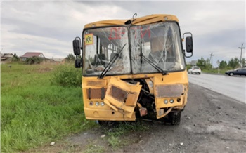 Школьный автобус врезался в иномарку и снес электроопору на трассе в Красноярском крае