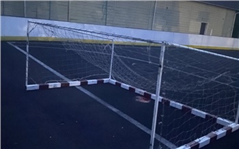 Красноярские следователи рассказали подробности падения футбольных ворот на подростка и о его состоянии
