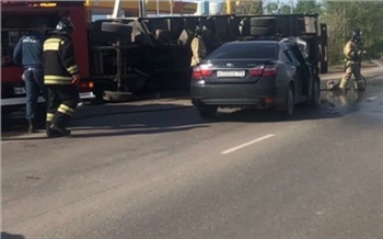 В Красноярске на Северном шоссе перевернулся грузовик