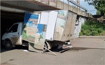 Фургон застрял под мостом на красноярском Татышеве