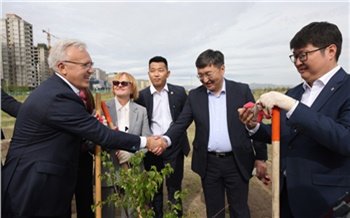 Губернатор Александр Усс вместе с женой посадил деревья в столице Монголии