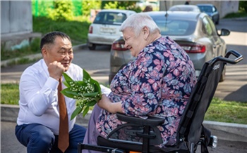Бывший глава Тувы помог красноярской пенсионерке получить инвалидную коляску с электроприводом