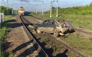 Грузовой поезд и ВАЗ столкнулись в Канском районе: автомобилист сбежал